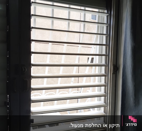 מנעול חלון ומפתחות על אדן החלון